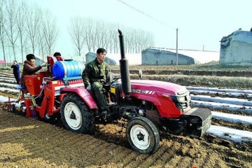 萊蕪牛泉鎮(zhèn)：馬鈴薯機(jī)械播種一片繁忙 ()