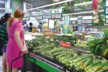 湖北恩施：蔬菜大量上市 價(jià)格走低 ()